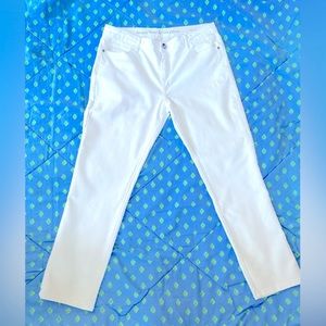 Vera Wang stretch white jeans Pants. Great condition. Super comfortable.